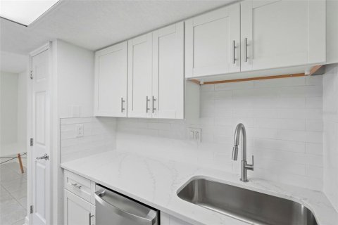 Condo in Saint Pete Beach, Florida, 1 bedroom № 2228295 - photo 9