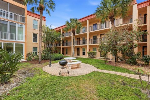 Condo in Saint Pete Beach, Florida, 1 bedroom № 2228295 - photo 22