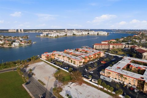 Condo in Saint Pete Beach, Florida, 1 bedroom № 2228295 - photo 28