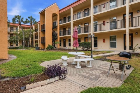 Condo in Saint Pete Beach, Florida, 1 bedroom № 2228295 - photo 21