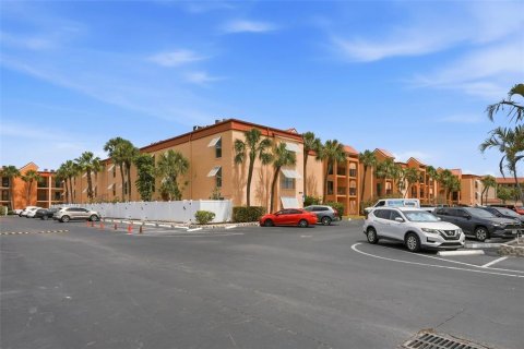 Condo in Saint Pete Beach, Florida, 1 bedroom № 2228295 - photo 26