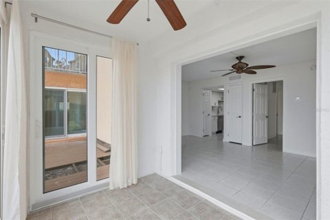 Condo in Saint Pete Beach, Florida, 1 bedroom № 2228295 - photo 16