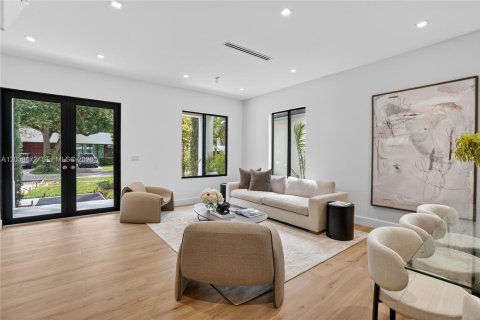 House in Miami, Florida 4 bedrooms, 265.24 sq.m. № 2173632 - photo 4