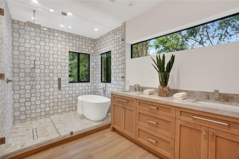 House in Miami, Florida 4 bedrooms, 265.24 sq.m. № 2173632 - photo 21