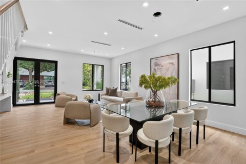 House in Miami, Florida 4 bedrooms, 265.24 sq.m. № 2173632 - photo 6