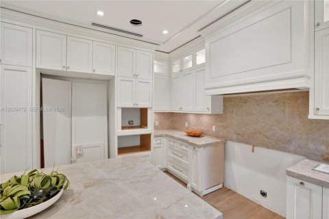House in Miami, Florida 4 bedrooms, 265.24 sq.m. № 2173632 - photo 12