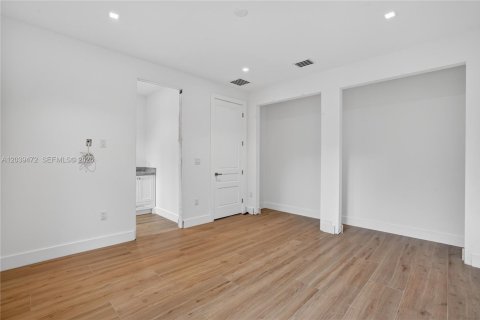 House in Miami, Florida 4 bedrooms, 265.24 sq.m. № 2173632 - photo 24