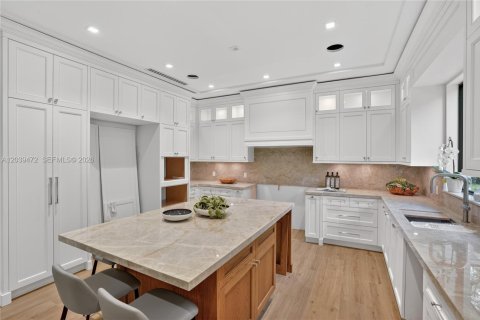 House in Miami, Florida 4 bedrooms, 265.24 sq.m. № 2173632 - photo 10