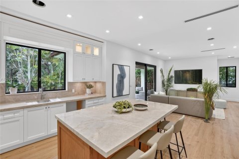 House in Miami, Florida 4 bedrooms, 265.24 sq.m. № 2173632 - photo 14