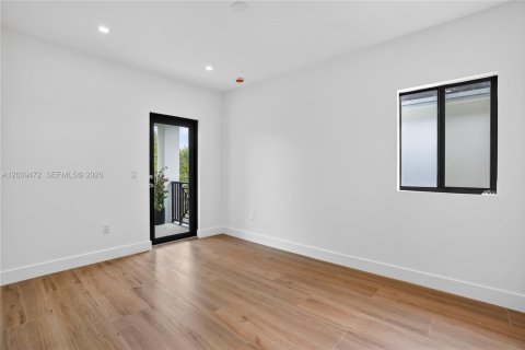 House in Miami, Florida 4 bedrooms, 265.24 sq.m. № 2173632 - photo 26