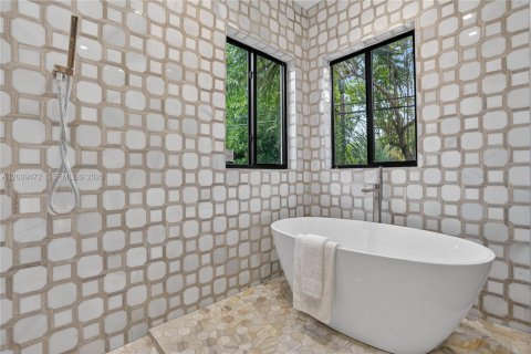 House in Miami, Florida 4 bedrooms, 265.24 sq.m. № 2173632 - photo 22