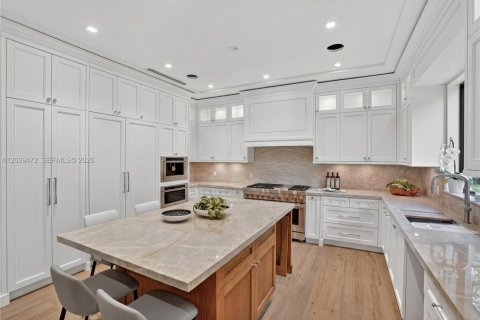 House in Miami, Florida 4 bedrooms, 265.24 sq.m. № 2173632 - photo 11