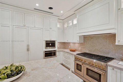 House in Miami, Florida 4 bedrooms, 265.24 sq.m. № 2173632 - photo 13