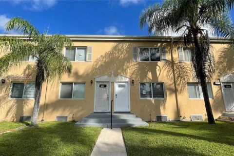Townhouse in Miami, Florida 2 bedrooms, 86.4 sq.m. № 1997445 - photo 14