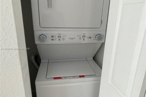 Townhouse in Miami, Florida 2 bedrooms, 86.4 sq.m. № 1997445 - photo 7