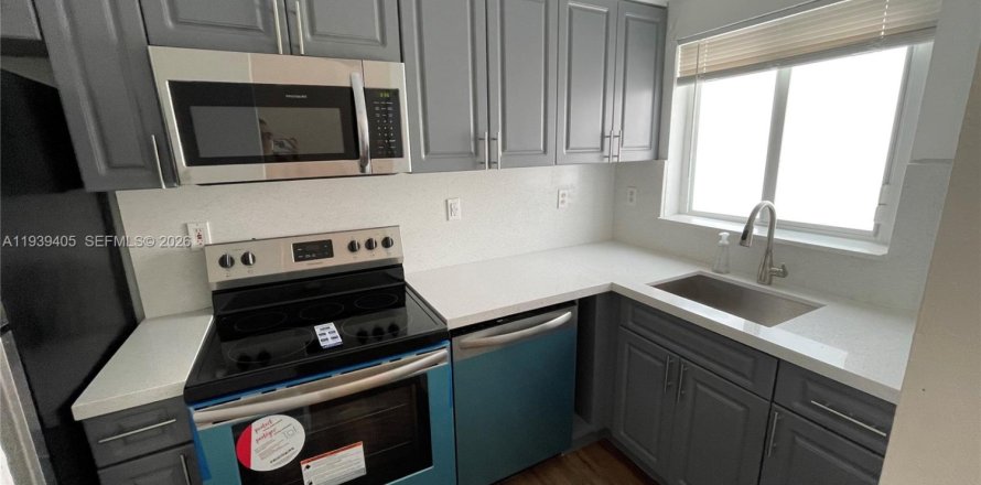 Townhouse in Miami, Florida 2 bedrooms, 86.4 sq.m. № 1997445