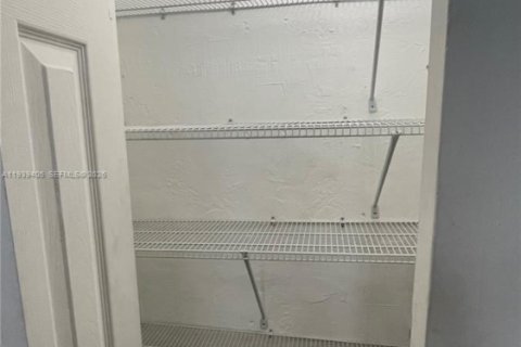 Townhouse in Miami, Florida 2 bedrooms, 86.4 sq.m. № 1997445 - photo 3