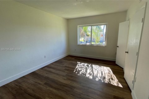 Townhouse in Miami, Florida 2 bedrooms, 86.4 sq.m. № 1997445 - photo 10