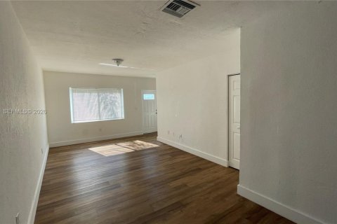 Townhouse in Miami, Florida 2 bedrooms, 86.4 sq.m. № 1997445 - photo 5