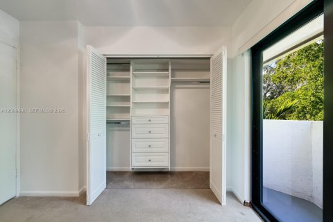 Condo in Coral Gables, Florida, 2 bedrooms  № 2403954 - photo 16