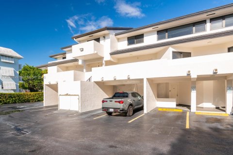 Condo in Coral Gables, Florida, 2 bedrooms  № 2403954 - photo 4