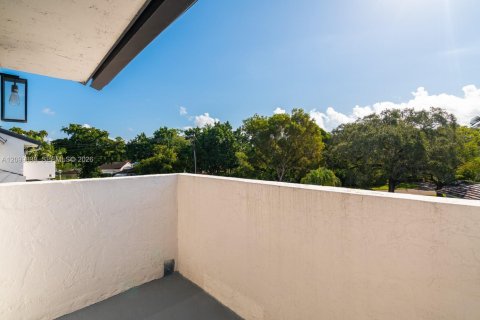 Condo in Coral Gables, Florida, 2 bedrooms  № 2403954 - photo 22