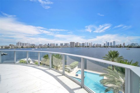 Copropriété à vendre à North Miami Beach, Floride: 2 chambres, 170.57 m2 № 1996732 - photo 25