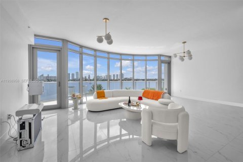 Copropriété à vendre à North Miami Beach, Floride: 2 chambres, 170.57 m2 № 1996732 - photo 3