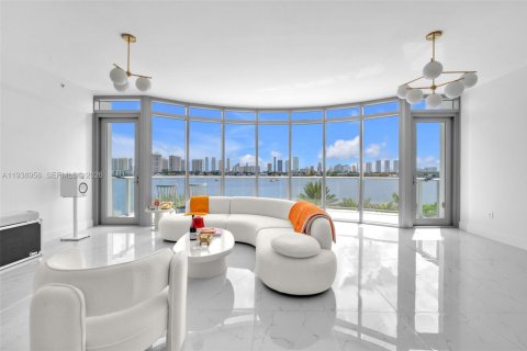 Copropriété à vendre à North Miami Beach, Floride: 2 chambres, 170.57 m2 № 1996732 - photo 2