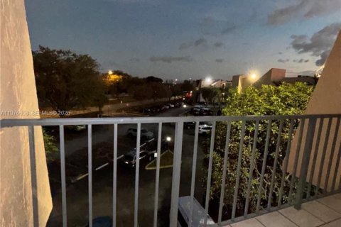 Condo in Miami, Florida, 2 bedrooms  № 2041956 - photo 14