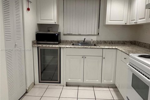 Condo in Miami, Florida, 2 bedrooms  № 2041956 - photo 3