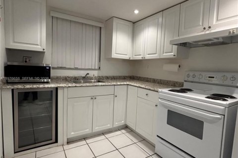 Condo in Miami, Florida, 2 bedrooms  № 2041956 - photo 2