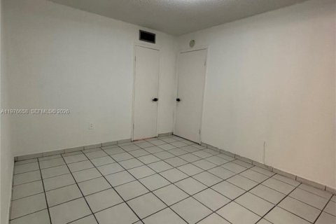 Condo in Miami, Florida, 2 bedrooms  № 2041956 - photo 8