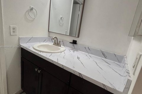 Condo in Miami, Florida, 2 bedrooms  № 2041956 - photo 12