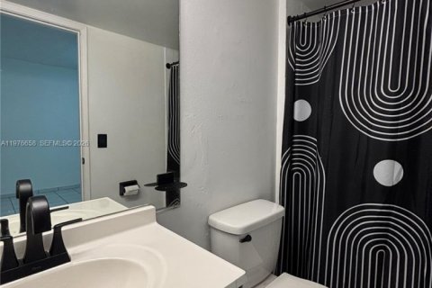 Condo in Miami, Florida, 2 bedrooms  № 2041956 - photo 11