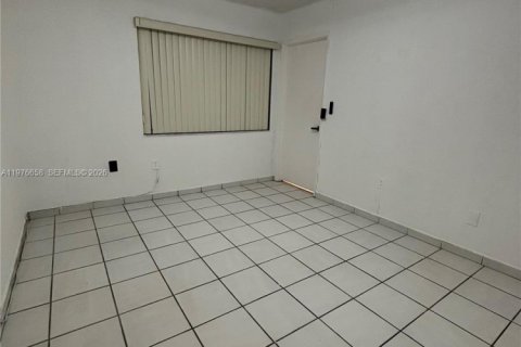 Condo in Miami, Florida, 2 bedrooms  № 2041956 - photo 9