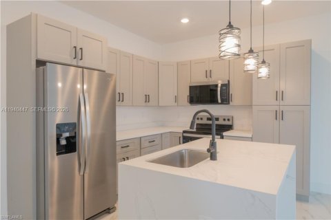 House in Fort Myers, Florida 4 bedrooms, 140.75 sq.m. № 2152700 - photo 5