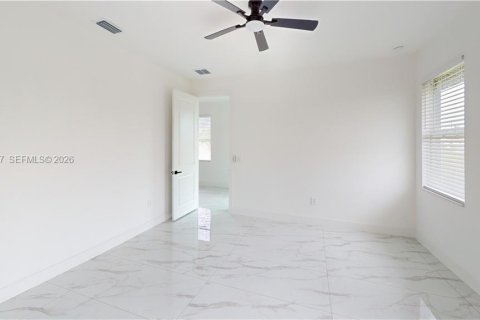 House in Fort Myers, Florida 4 bedrooms, 140.75 sq.m. № 2152700 - photo 9