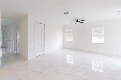 House in Fort Myers, Florida 4 bedrooms, 140.75 sq.m. № 2152700 - photo 7