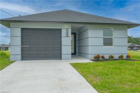 House in Fort Myers, Florida 4 bedrooms, 140.75 sq.m. № 2152700 - photo 2