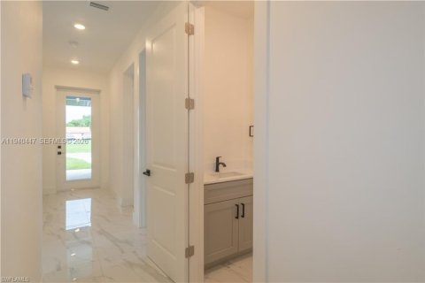 House in Fort Myers, Florida 4 bedrooms, 140.75 sq.m. № 2152700 - photo 20