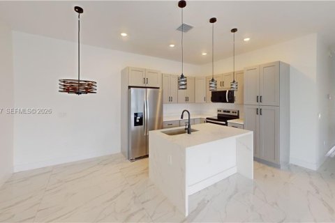 House in Fort Myers, Florida 4 bedrooms, 140.75 sq.m. № 2152700 - photo 6