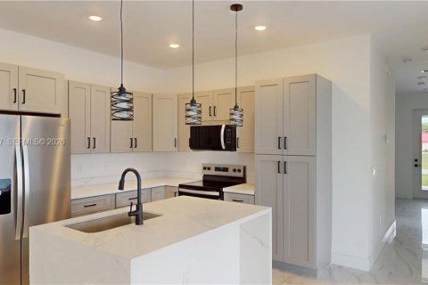 House in Fort Myers, Florida 4 bedrooms, 140.75 sq.m. № 2152700 - photo 3