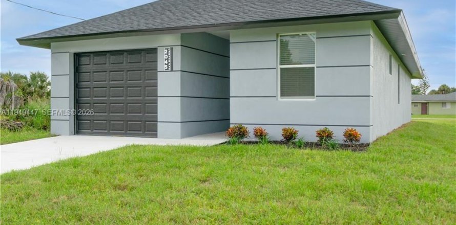 House in Fort Myers, Florida 4 bedrooms, 140.75 sq.m. № 2152700