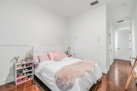 Condo in Coral Gables, Florida, 3 bedrooms  № 1976988 - photo 17