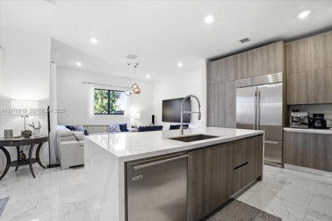Adosado en venta en Miami, Florida, 4 dormitorios, 211.82 m2 № 2040598 - foto 8
