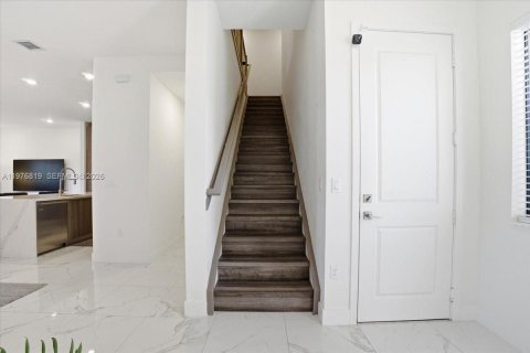 Adosado en venta en Miami, Florida, 4 dormitorios, 211.82 m2 № 2040598 - foto 15