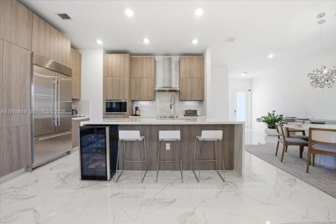 Adosado en venta en Miami, Florida, 4 dormitorios, 211.82 m2 № 2040598 - foto 9