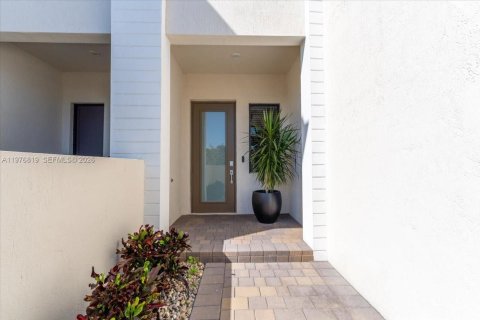 Adosado en venta en Miami, Florida, 4 dormitorios, 211.82 m2 № 2040598 - foto 4