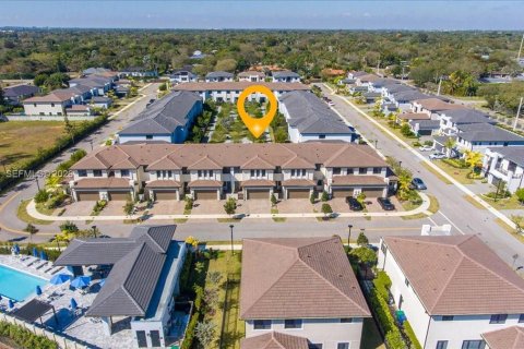 Adosado en venta en Miami, Florida, 4 dormitorios, 211.82 m2 № 2040598 - foto 2